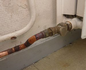 Le tube de retour du radiateur a été refaite à neuf avec des coudes à grands rayons: cela réduit les pertes de charge ( problème de friction )