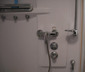 On a adapté une robinettrie mitigeur de douche simple