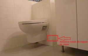 Il n'y a aucune trappe de visite sur ces toilettes suspendues