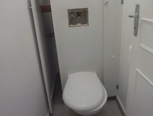 Une acessibilité réduite au strict minimum dans des toilettes suspendues