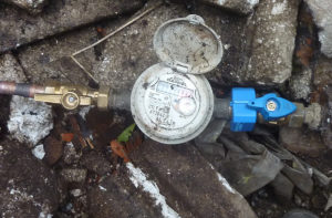 Un compteur à eau avec une double fermeture