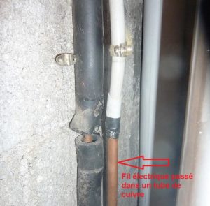 Un cable éléctrique dans un tube de cuivre
