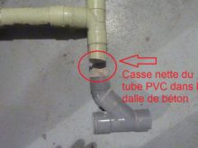 Un tube de PVC cassé net dans la dalle de béton