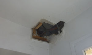Une fuite d'eau au plafond derrière une cloison en placo-platre