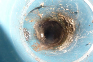Vue de l'intérieur d'un tuyau d'évacuation d'eaux usées