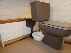 Des Toilettes montée avec de la pate à modeer