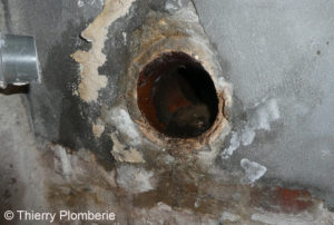 Le raccordement au tout à l'egout se fait par un coude en fonte