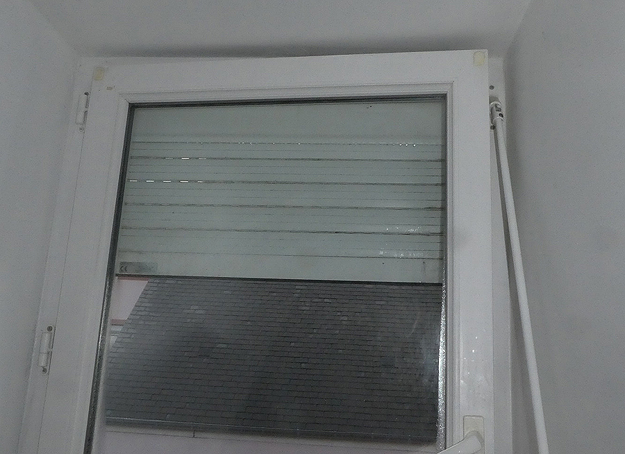 Une fenêtre en PVC double vitrage sans réglette d'aération