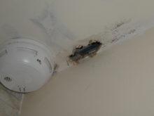 De grosses traces d'humidité au plafond de la salle de séjour