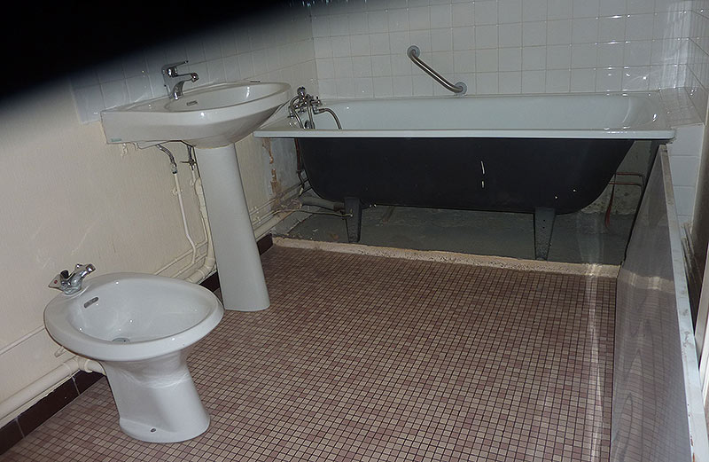 Salle de bain typique des années 80